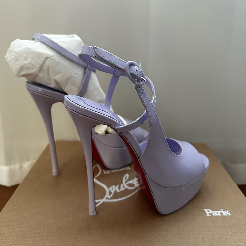 BRAND NEW NEVER WORN AUTHENTIC LOUBOUTINS